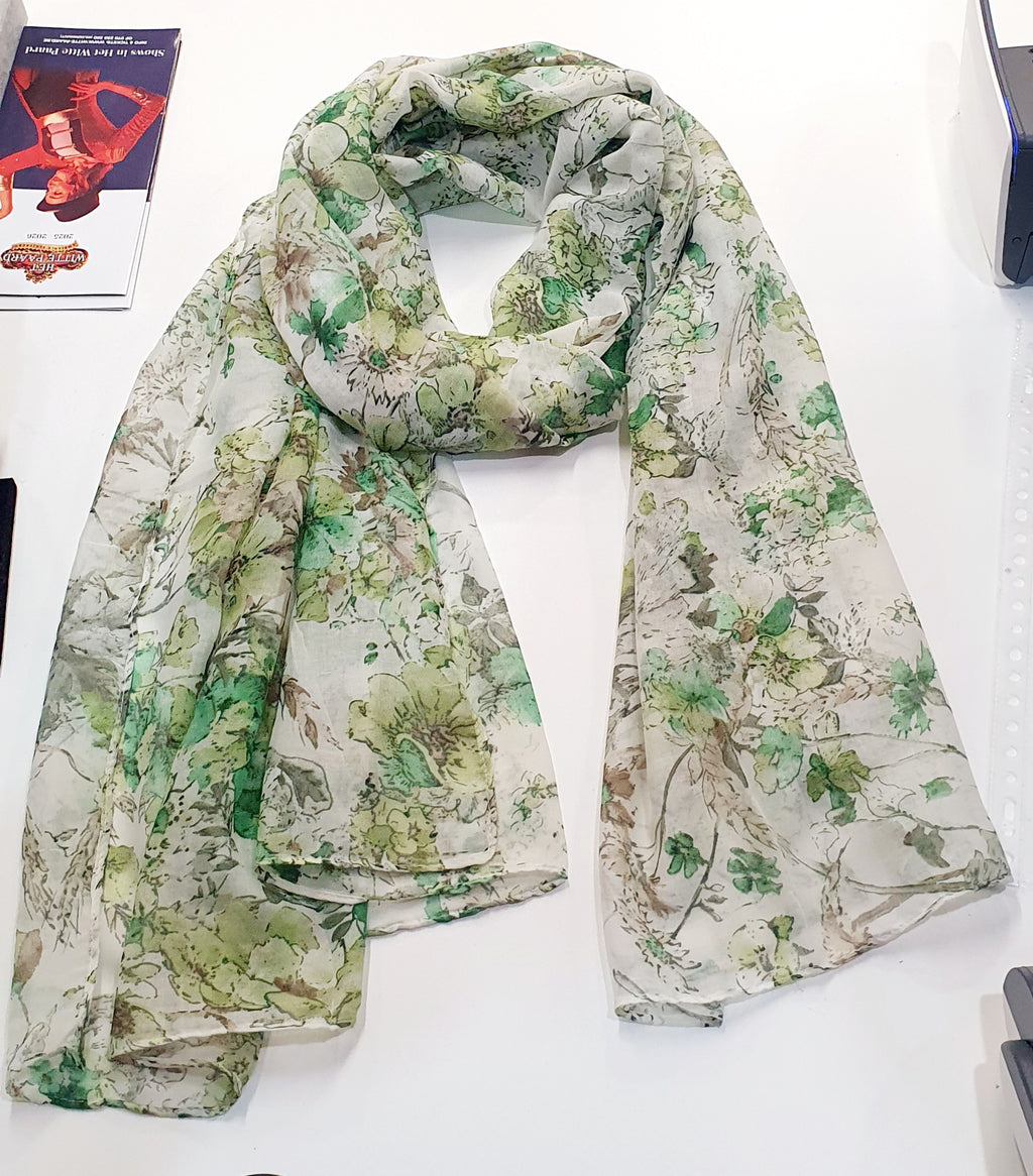 Florale Sjaal


Licht, elegant en natuurlijk soepel


Deze Florale Sjaal combineert een verfijnde bloemenprint met een zacht en ademend draagcomfort. Dankzij de samenstelling van 50% viscose en 50% katoen voelt de stof aangenaam licht aan en valt ze soepel rond de hals en schouders.


De aquarelachtige florale motieven in zachte, harmonieuze kleuren geven de sjaal een vrouwelijke en elegante uitstraling. Door het royale formaat kan ze op verschillende manieren gedragen worden: los om de hals, dubbel gewikke
