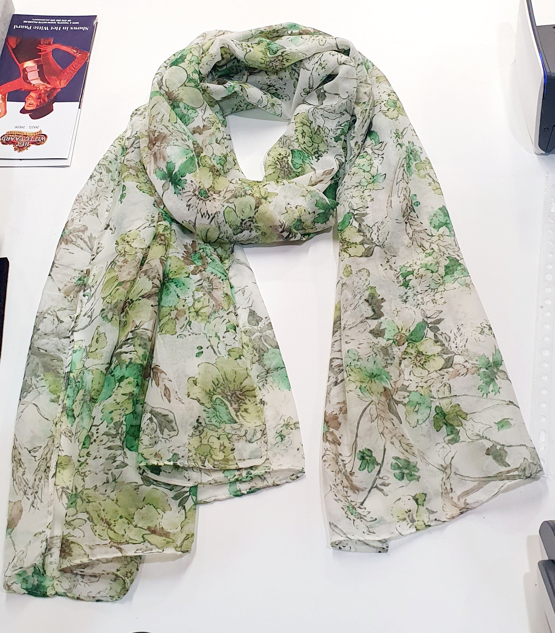 Florale Sjaal


Licht, elegant en natuurlijk soepel


Deze Florale Sjaal combineert een verfijnde bloemenprint met een zacht en ademend draagcomfort. Dankzij de samenstelling van 50% viscose en 50% katoen voelt de stof aangenaam licht aan en valt ze soepel rond de hals en schouders.


De aquarelachtige florale motieven in zachte, harmonieuze kleuren geven de sjaal een vrouwelijke en elegante uitstraling. Door het royale formaat kan ze op verschillende manieren gedragen worden: los om de hals, dubbel gewikke