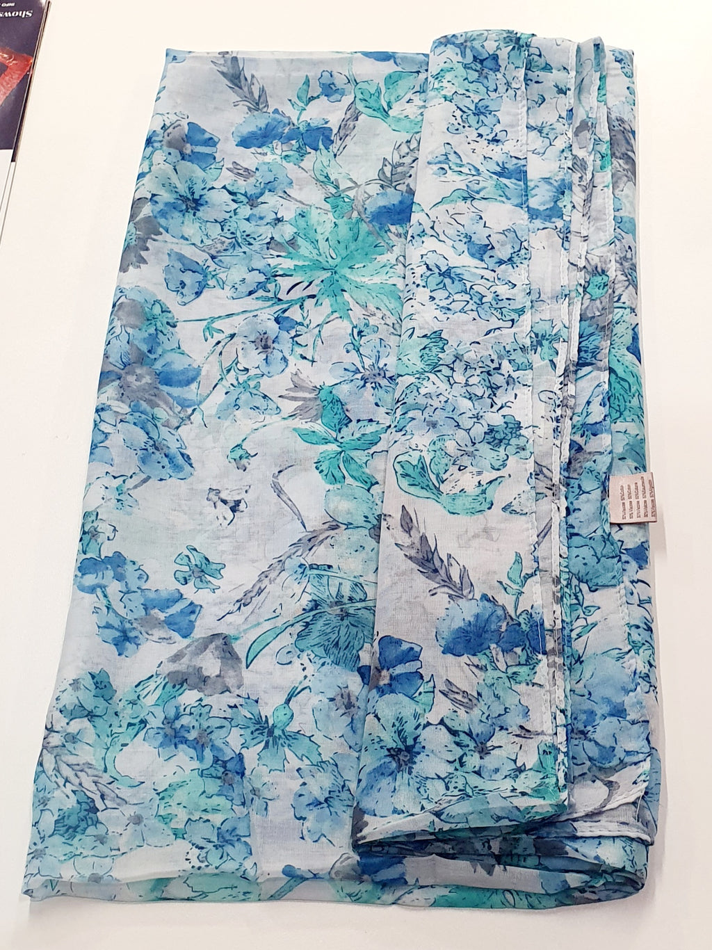 Florale Sjaal


Licht, elegant en natuurlijk soepel


Deze Florale Sjaal combineert een verfijnde bloemenprint met een zacht en ademend draagcomfort. Dankzij de samenstelling van 50% viscose en 50% katoen voelt de stof aangenaam licht aan en valt ze soepel rond de hals en schouders.


De aquarelachtige florale motieven in zachte, harmonieuze kleuren geven de sjaal een vrouwelijke en elegante uitstraling. Door het royale formaat kan ze op verschillende manieren gedragen worden: los om de hals, dubbel gewikke