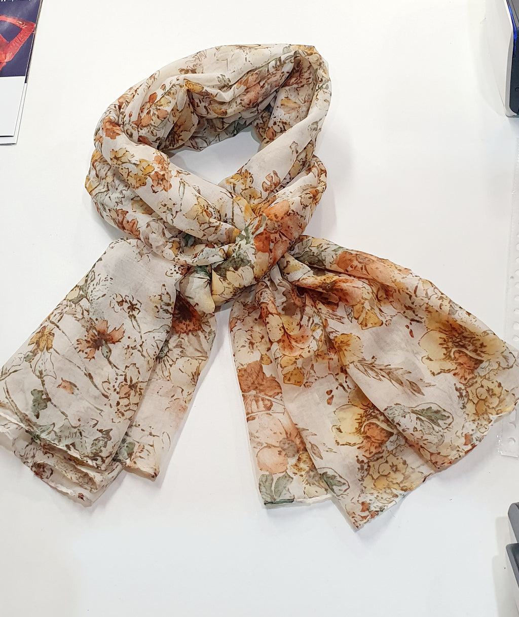 Florale Sjaal


Licht, elegant en natuurlijk soepel


Deze Florale Sjaal combineert een verfijnde bloemenprint met een zacht en ademend draagcomfort. Dankzij de samenstelling van 50% viscose en 50% katoen voelt de stof aangenaam licht aan en valt ze soepel rond de hals en schouders.


De aquarelachtige florale motieven in zachte, harmonieuze kleuren geven de sjaal een vrouwelijke en elegante uitstraling. Door het royale formaat kan ze op verschillende manieren gedragen worden: los om de hals, dubbel gewikke
