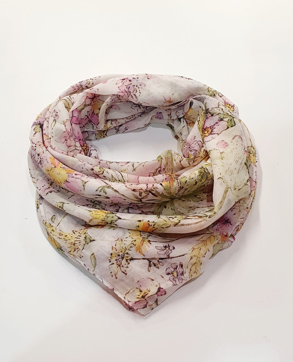 Florale Sjaal


Licht, elegant en natuurlijk soepel


Deze Florale Sjaal combineert een verfijnde bloemenprint met een zacht en ademend draagcomfort. Dankzij de samenstelling van 50% viscose en 50% katoen voelt de stof aangenaam licht aan en valt ze soepel rond de hals en schouders.


De aquarelachtige florale motieven in zachte, harmonieuze kleuren geven de sjaal een vrouwelijke en elegante uitstraling. Door het royale formaat kan ze op verschillende manieren gedragen worden: los om de hals, dubbel gewikke