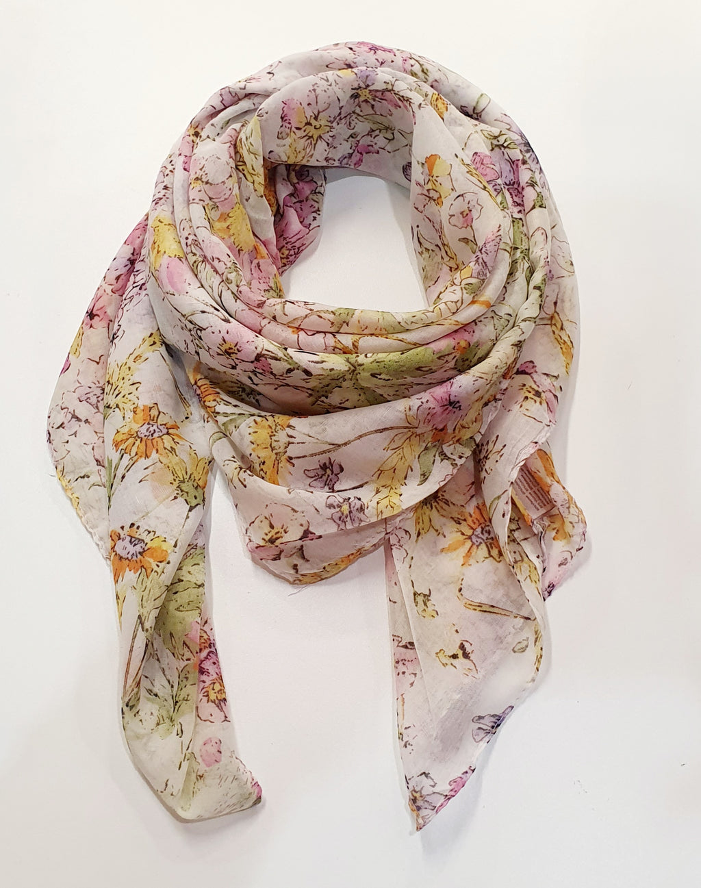 Florale Sjaal


Licht, elegant en natuurlijk soepel


Deze Florale Sjaal combineert een verfijnde bloemenprint met een zacht en ademend draagcomfort. Dankzij de samenstelling van 50% viscose en 50% katoen voelt de stof aangenaam licht aan en valt ze soepel rond de hals en schouders.


De aquarelachtige florale motieven in zachte, harmonieuze kleuren geven de sjaal een vrouwelijke en elegante uitstraling. Door het royale formaat kan ze op verschillende manieren gedragen worden: los om de hals, dubbel gewikke