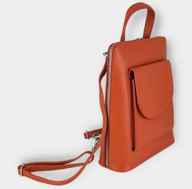 De Linea is een elegante en veelzijdige rug en schoudertas ontworpen voor de moderne vrouw.&nbsp;

Vervaardigd uit hoogwaardig rundleer met een 100% synthetische voering, combineert ze stijl en functionaliteit in één verfijnd ontwerp.&nbsp;
Dankzij de verstelbare riemen kan de Linea zowel als rugzak of schoudertas worden gedragen.&nbsp;
De tas beschikt over een praktisch voorvak met flap, een veilig ritsvak aan de achterzijde en een ruim hoofdvak met ritssluiting - ideaal voor dagelijks gebruik, werk of cit