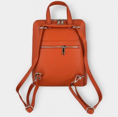 De Linea is een elegante en veelzijdige rug en schoudertas ontworpen voor de moderne vrouw.&nbsp;

Vervaardigd uit hoogwaardig rundleer met een 100% synthetische voering, combineert ze stijl en functionaliteit in één verfijnd ontwerp.&nbsp;
Dankzij de verstelbare riemen kan de Linea zowel als rugzak of schoudertas worden gedragen.&nbsp;
De tas beschikt over een praktisch voorvak met flap, een veilig ritsvak aan de achterzijde en een ruim hoofdvak met ritssluiting - ideaal voor dagelijks gebruik, werk of cit