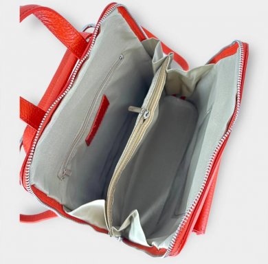 De Linea is een elegante en veelzijdige rug en schoudertas ontworpen voor de moderne vrouw.&nbsp;

Vervaardigd uit hoogwaardig rundleer met een 100% synthetische voering, combineert ze stijl en functionaliteit in één verfijnd ontwerp.&nbsp;
Dankzij de verstelbare riemen kan de Linea zowel als rugzak of schoudertas worden gedragen.&nbsp;
De tas beschikt over een praktisch voorvak met flap, een veilig ritsvak aan de achterzijde en een ruim hoofdvak met ritssluiting - ideaal voor dagelijks gebruik, werk of cit