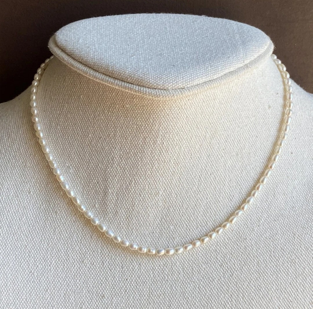 Verfijnde Elegantie in Elke Parel

De Élise is een verfijnde halsketting met echte zoetwaterparels, elk uniek in vorm en glans. Deze ketting straalt pure elegantie uit door haar subtiele eenvoud en natuurlijke schoonheid.

Met haar delicate parels vormt de Élise een tijdloze aanvulling op elke outfit — perfect voor zowel dagelijks gebruik als speciale gelegenheden. De zachte glans van de parels vangt het licht op een natuurlijke, verfijnde manier.