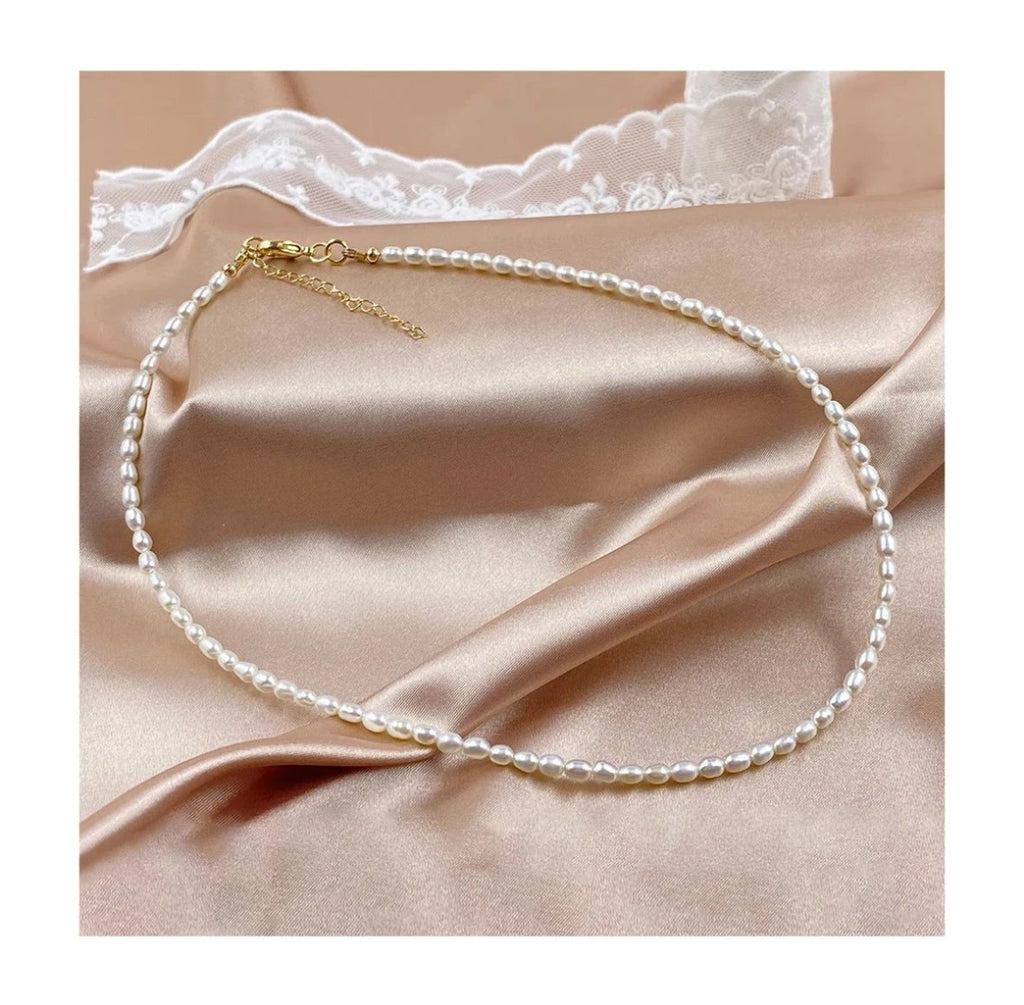 Verfijnde Elegantie in Elke Parel

De Élise is een verfijnde halsketting met echte zoetwaterparels, elk uniek in vorm en glans. Deze ketting straalt pure elegantie uit door haar subtiele eenvoud en natuurlijke schoonheid.

Met haar delicate parels vormt de Élise een tijdloze aanvulling op elke outfit — perfect voor zowel dagelijks gebruik als speciale gelegenheden. De zachte glans van de parels vangt het licht op een natuurlijke, verfijnde manier.
