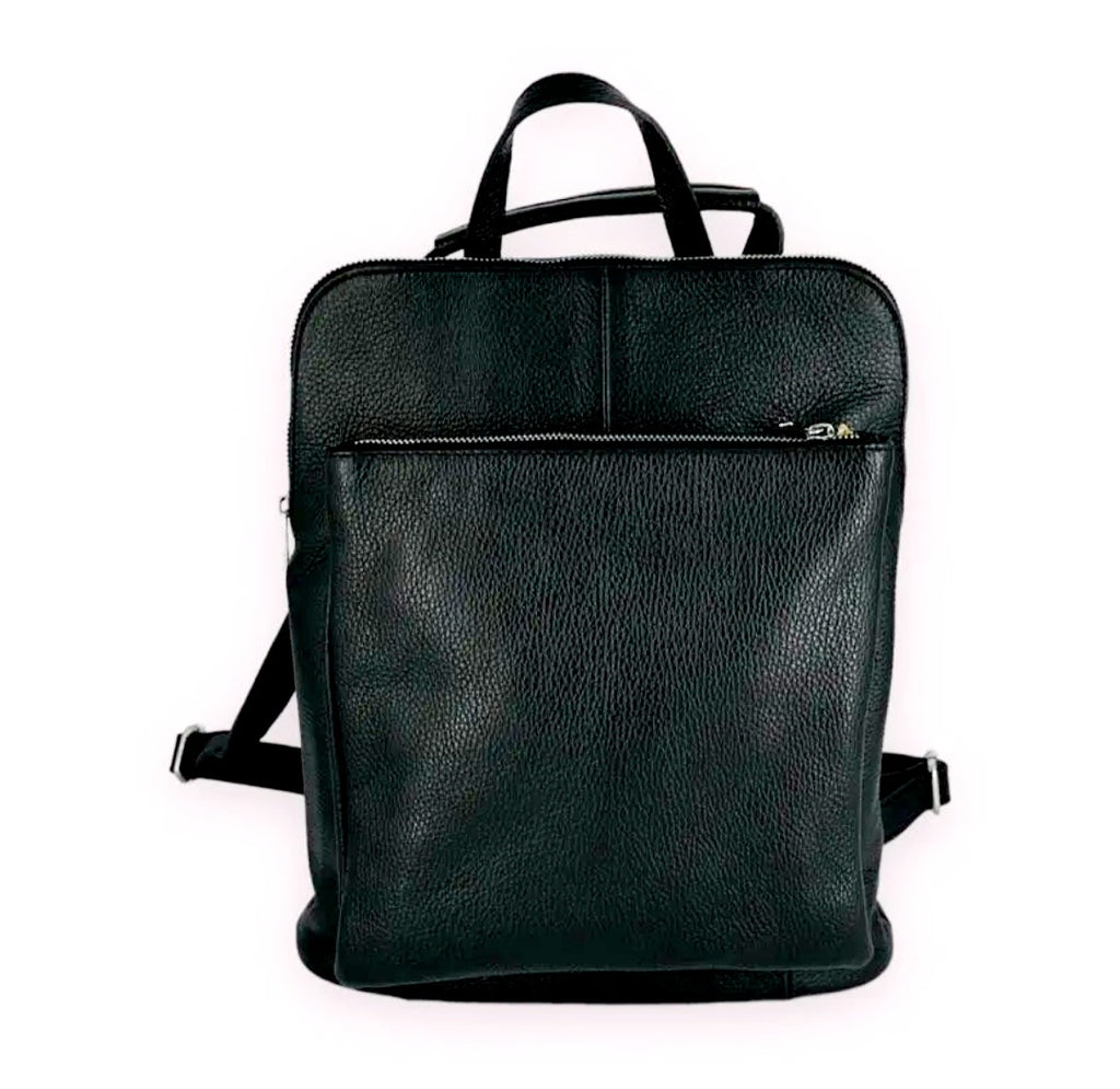 De Urban FlexiPack is de ideale combinatie van stijl, comfort en functionaliteit.&nbsp;

Dankzij het slimme ontwerp gebruik je deze tas als rugzak, schoudertas, of eenvoudig aan het handvat, waardoor hij perfect aansluit bij elke situatie — van een drukke werkdag tot een ontspannen weekenduitstap.
De tas is vervaardigd uit hoogwaardig synthetisch materiaal met een luxe lederlook, terwijl de binnenkant is afgewerkt met duurzaam rundleer voor een premium gevoel en extra stevigheid.&nbsp;
De ruime indeling en 