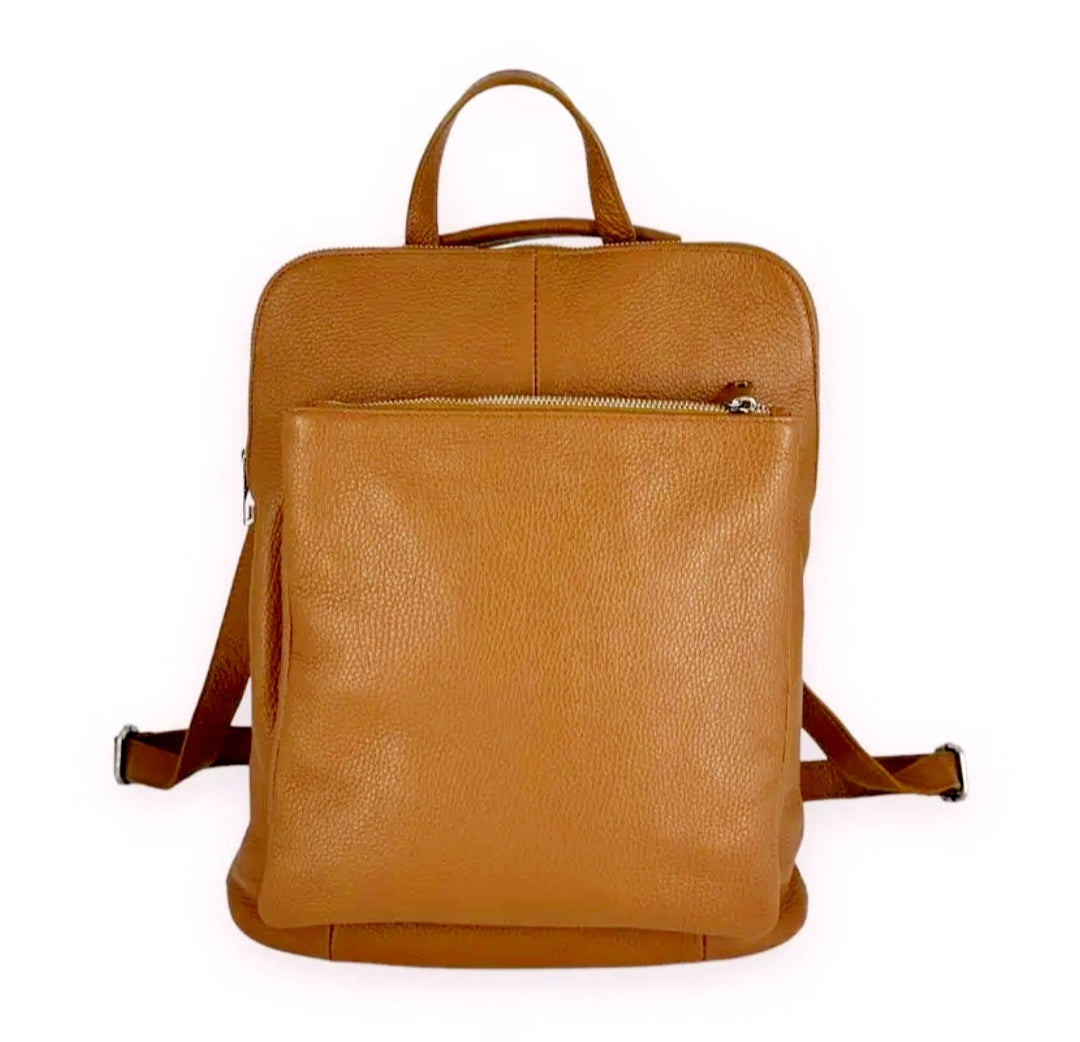 De Urban FlexiPack is de ideale combinatie van stijl, comfort en functionaliteit.&nbsp;

Dankzij het slimme ontwerp gebruik je deze tas als rugzak, schoudertas, of eenvoudig aan het handvat, waardoor hij perfect aansluit bij elke situatie — van een drukke werkdag tot een ontspannen weekenduitstap.
De tas is vervaardigd uit hoogwaardig synthetisch materiaal met een luxe lederlook, terwijl de binnenkant is afgewerkt met duurzaam rundleer voor een premium gevoel en extra stevigheid.&nbsp;
De ruime indeling en 