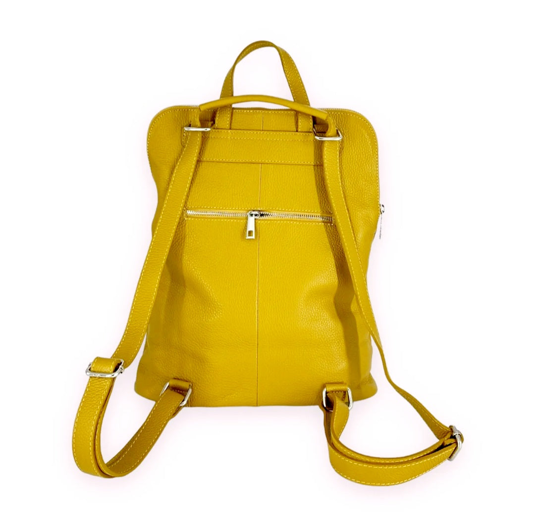 De Urban FlexiPack is de ideale combinatie van stijl, comfort en functionaliteit.&nbsp;

Dankzij het slimme ontwerp gebruik je deze tas als rugzak, schoudertas, of eenvoudig aan het handvat, waardoor hij perfect aansluit bij elke situatie — van een drukke werkdag tot een ontspannen weekenduitstap.
De tas is vervaardigd uit hoogwaardig synthetisch materiaal met een luxe lederlook, terwijl de binnenkant is afgewerkt met duurzaam rundleer voor een premium gevoel en extra stevigheid.&nbsp;
De ruime indeling en 