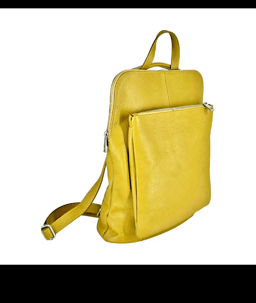 De Urban FlexiPack is de ideale combinatie van stijl, comfort en functionaliteit.&nbsp;

Dankzij het slimme ontwerp gebruik je deze tas als rugzak, schoudertas, of eenvoudig aan het handvat, waardoor hij perfect aansluit bij elke situatie — van een drukke werkdag tot een ontspannen weekenduitstap.
De tas is vervaardigd uit hoogwaardig synthetisch materiaal met een luxe lederlook, terwijl de binnenkant is afgewerkt met duurzaam rundleer voor een premium gevoel en extra stevigheid.&nbsp;
De ruime indeling en 