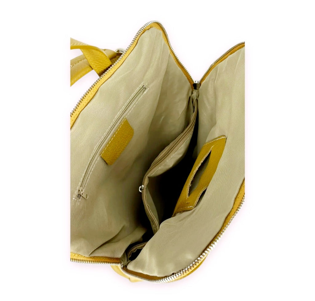 De Urban FlexiPack is de ideale combinatie van stijl, comfort en functionaliteit.&nbsp;

Dankzij het slimme ontwerp gebruik je deze tas als rugzak, schoudertas, of eenvoudig aan het handvat, waardoor hij perfect aansluit bij elke situatie — van een drukke werkdag tot een ontspannen weekenduitstap.
De tas is vervaardigd uit hoogwaardig synthetisch materiaal met een luxe lederlook, terwijl de binnenkant is afgewerkt met duurzaam rundleer voor een premium gevoel en extra stevigheid.&nbsp;
De ruime indeling en 