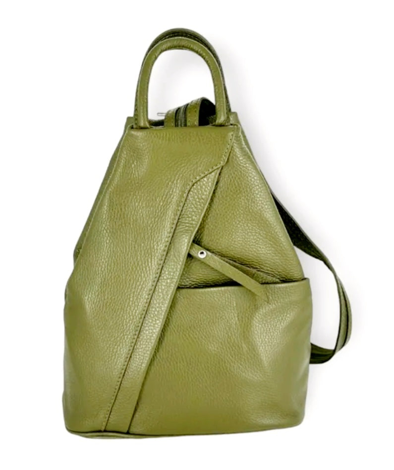 Stijlvol &amp; Praktisch in Vrolijk Geel

De Soleil Rugtas is jouw perfecte dagelijkse metgezel. Deze compacte rugtas combineert een trendy, moderne uitstraling met praktisch gemak — ideaal voor werk, studie of een dagje uit.

Gemaakt van hoogwaardig rundleer met een duurzame synthetische voering, voelt deze rugtas luxe aan en gaat jaren mee. De vrolijke geelgouden kleur voegt een zonnige touch toe aan elke outfit en valt direct op.