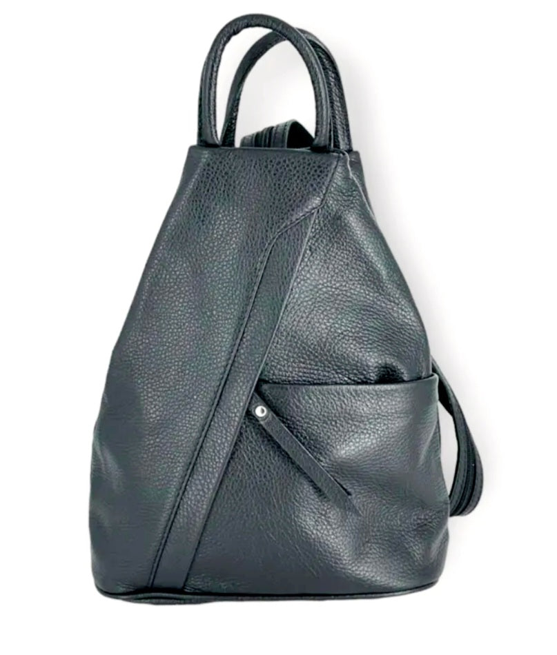 Stijlvol &amp; Praktisch in Vrolijk Geel

De Soleil Rugtas is jouw perfecte dagelijkse metgezel. Deze compacte rugtas combineert een trendy, moderne uitstraling met praktisch gemak — ideaal voor werk, studie of een dagje uit.

Gemaakt van hoogwaardig rundleer met een duurzame synthetische voering, voelt deze rugtas luxe aan en gaat jaren mee. De vrolijke geelgouden kleur voegt een zonnige touch toe aan elke outfit en valt direct op.