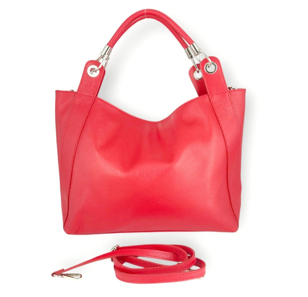 Grace Daily Lux

Elegante lederen handtas met afneembare schouderriem

De&nbsp;Grace Daily Lux&nbsp;is een stijlvolle handtas die moeiteloos luxe en dagelijks comfort combineert. Vervaardigd uit soepel&nbsp;rundleder (cuir de vachette)&nbsp;straalt deze tas een verfijnde, tijdloze elegantie uit, met een zachte valling die haar naam alle eer aandoet.

Dankzij de&nbsp;stevige handgrepen&nbsp;draag je de tas elegant in de hand of over de arm. De meegeleverde&nbsp;afneembare en verstelbare schouderriem&nbsp;bie