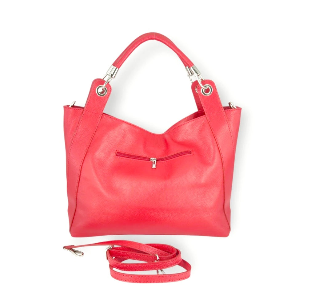 Grace Daily Lux

Elegante lederen handtas met afneembare schouderriem

De&nbsp;Grace Daily Lux&nbsp;is een stijlvolle handtas die moeiteloos luxe en dagelijks comfort combineert. Vervaardigd uit soepel&nbsp;rundleder (cuir de vachette)&nbsp;straalt deze tas een verfijnde, tijdloze elegantie uit, met een zachte valling die haar naam alle eer aandoet.

Dankzij de&nbsp;stevige handgrepen&nbsp;draag je de tas elegant in de hand of over de arm. De meegeleverde&nbsp;afneembare en verstelbare schouderriem&nbsp;bie