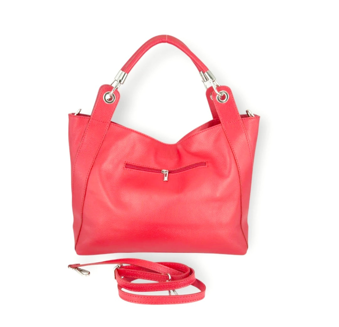 Grace Daily Lux

Elegante lederen handtas met afneembare schouderriem

De&nbsp;Grace Daily Lux&nbsp;is een stijlvolle handtas die moeiteloos luxe en dagelijks comfort combineert. Vervaardigd uit soepel&nbsp;rundleder (cuir de vachette)&nbsp;straalt deze tas een verfijnde, tijdloze elegantie uit, met een zachte valling die haar naam alle eer aandoet.

Dankzij de&nbsp;stevige handgrepen&nbsp;draag je de tas elegant in de hand of over de arm. De meegeleverde&nbsp;afneembare en verstelbare schouderriem&nbsp;bie