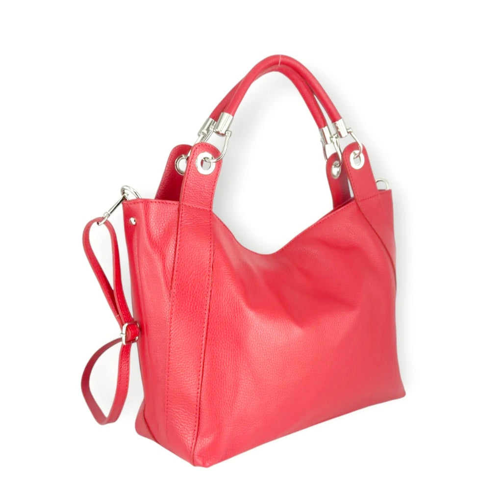 Grace Daily Lux

Elegante lederen handtas met afneembare schouderriem

De&nbsp;Grace Daily Lux&nbsp;is een stijlvolle handtas die moeiteloos luxe en dagelijks comfort combineert. Vervaardigd uit soepel&nbsp;rundleder (cuir de vachette)&nbsp;straalt deze tas een verfijnde, tijdloze elegantie uit, met een zachte valling die haar naam alle eer aandoet.

Dankzij de&nbsp;stevige handgrepen&nbsp;draag je de tas elegant in de hand of over de arm. De meegeleverde&nbsp;afneembare en verstelbare schouderriem&nbsp;bie