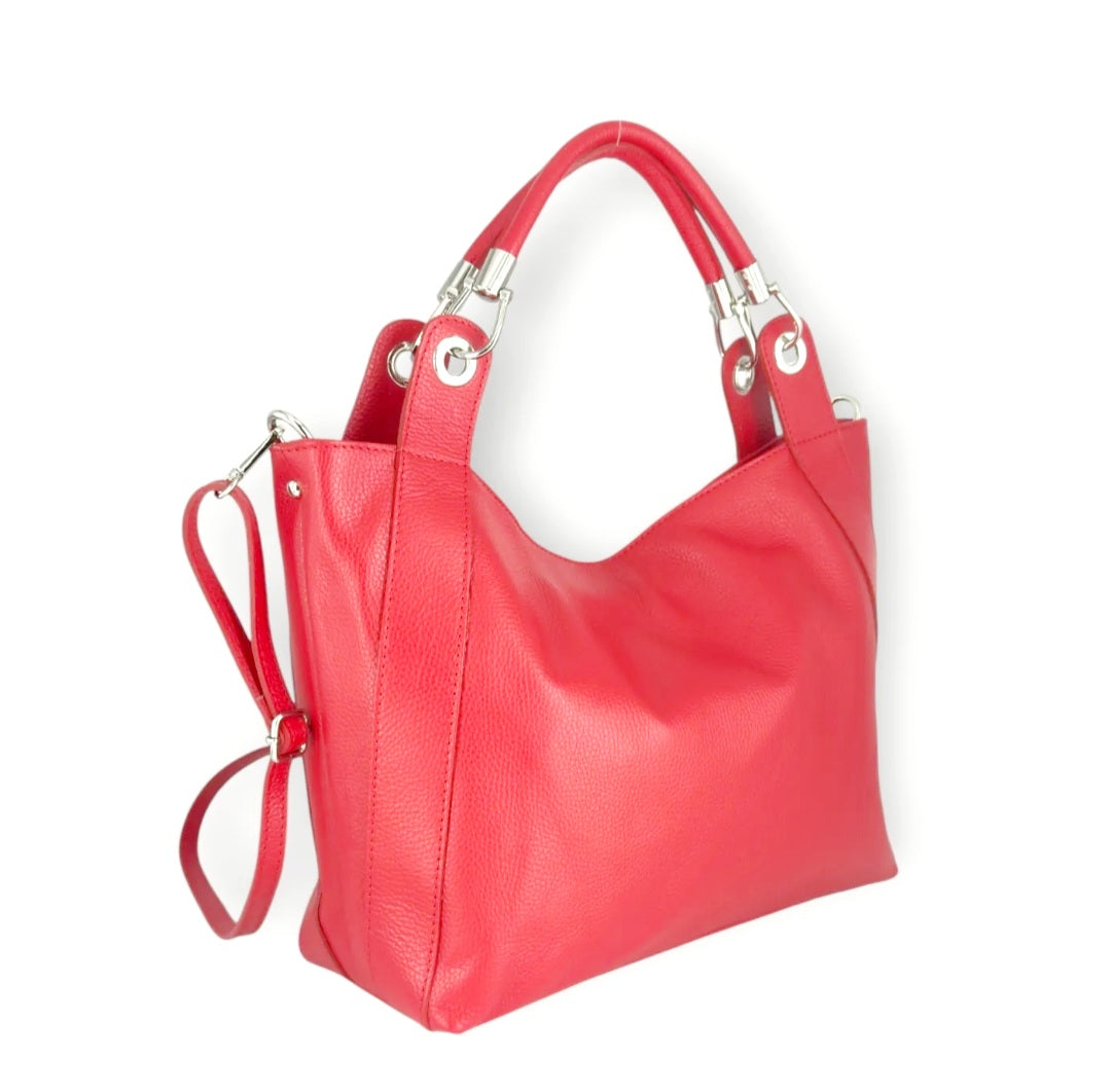 Grace Daily Lux

Elegante lederen handtas met afneembare schouderriem

De&nbsp;Grace Daily Lux&nbsp;is een stijlvolle handtas die moeiteloos luxe en dagelijks comfort combineert. Vervaardigd uit soepel&nbsp;rundleder (cuir de vachette)&nbsp;straalt deze tas een verfijnde, tijdloze elegantie uit, met een zachte valling die haar naam alle eer aandoet.

Dankzij de&nbsp;stevige handgrepen&nbsp;draag je de tas elegant in de hand of over de arm. De meegeleverde&nbsp;afneembare en verstelbare schouderriem&nbsp;bie