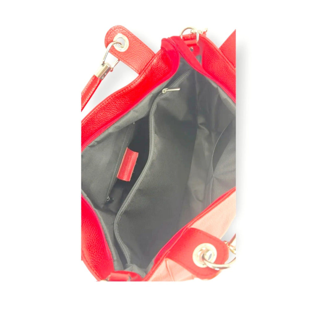 Grace Daily Lux

Elegante lederen handtas met afneembare schouderriem

De&nbsp;Grace Daily Lux&nbsp;is een stijlvolle handtas die moeiteloos luxe en dagelijks comfort combineert. Vervaardigd uit soepel&nbsp;rundleder (cuir de vachette)&nbsp;straalt deze tas een verfijnde, tijdloze elegantie uit, met een zachte valling die haar naam alle eer aandoet.

Dankzij de&nbsp;stevige handgrepen&nbsp;draag je de tas elegant in de hand of over de arm. De meegeleverde&nbsp;afneembare en verstelbare schouderriem&nbsp;bie