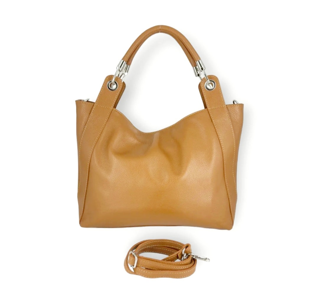 Grace Daily Lux

Elegante lederen handtas met afneembare schouderriem

De&nbsp;Grace Daily Lux&nbsp;is een stijlvolle handtas die moeiteloos luxe en dagelijks comfort combineert. Vervaardigd uit soepel&nbsp;rundleder (cuir de vachette)&nbsp;straalt deze tas een verfijnde, tijdloze elegantie uit, met een zachte valling die haar naam alle eer aandoet.

Dankzij de&nbsp;stevige handgrepen&nbsp;draag je de tas elegant in de hand of over de arm. De meegeleverde&nbsp;afneembare en verstelbare schouderriem&nbsp;bie