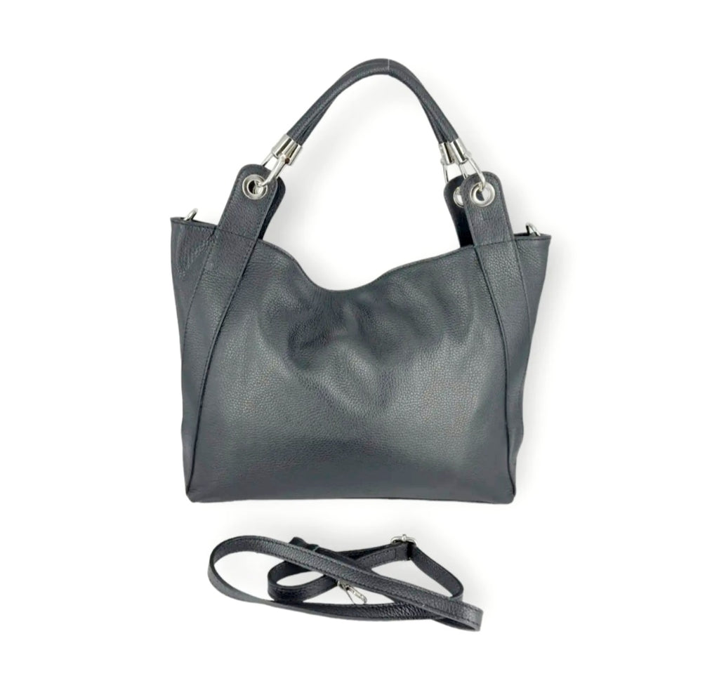 Grace Daily Lux

Elegante lederen handtas met afneembare schouderriem

De&nbsp;Grace Daily Lux&nbsp;is een stijlvolle handtas die moeiteloos luxe en dagelijks comfort combineert. Vervaardigd uit soepel&nbsp;rundleder (cuir de vachette)&nbsp;straalt deze tas een verfijnde, tijdloze elegantie uit, met een zachte valling die haar naam alle eer aandoet.

Dankzij de&nbsp;stevige handgrepen&nbsp;draag je de tas elegant in de hand of over de arm. De meegeleverde&nbsp;afneembare en verstelbare schouderriem&nbsp;bie