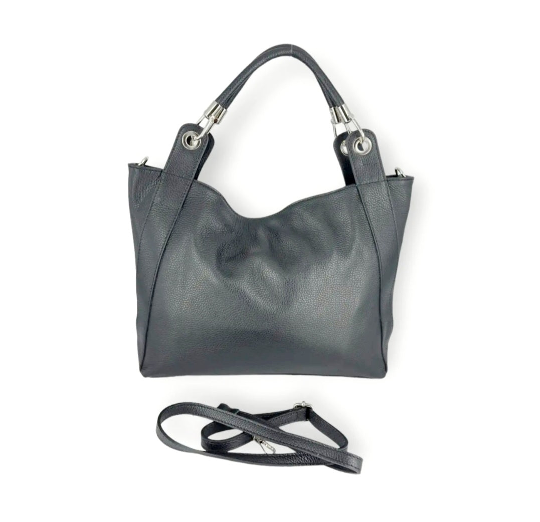 Grace Daily Lux

Elegante lederen handtas met afneembare schouderriem

De&nbsp;Grace Daily Lux&nbsp;is een stijlvolle handtas die moeiteloos luxe en dagelijks comfort combineert. Vervaardigd uit soepel&nbsp;rundleder (cuir de vachette)&nbsp;straalt deze tas een verfijnde, tijdloze elegantie uit, met een zachte valling die haar naam alle eer aandoet.

Dankzij de&nbsp;stevige handgrepen&nbsp;draag je de tas elegant in de hand of over de arm. De meegeleverde&nbsp;afneembare en verstelbare schouderriem&nbsp;bie