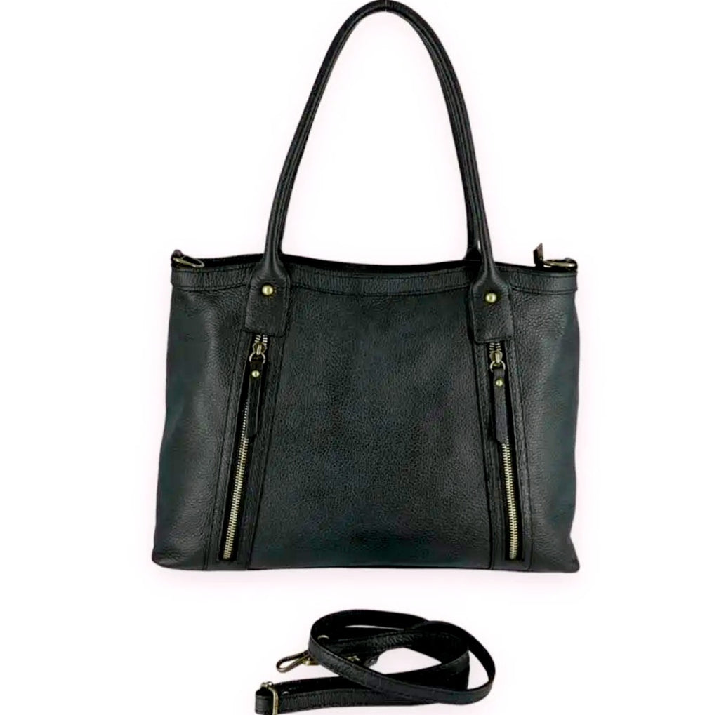 Elise Urban Bag

Stijlvolle lederen handtas met dubbele ritsvakken

De&nbsp;JES5 Elise Urban Bag&nbsp;is een elegante en functionele handtas, ontworpen voor het ritme van het moderne stadsleven. Vervaardigd uit soepel&nbsp;rundleder (cuir de vachette)&nbsp;combineert deze tas een tijdloze uitstraling met praktische details, ideaal voor dagelijks gebruik.

Het ontwerp wordt gekenmerkt door&nbsp;twee verticale ritsvakken aan de voorzijde, die niet alleen een verfijnd accent geven, maar ook zorgen voor snelle 