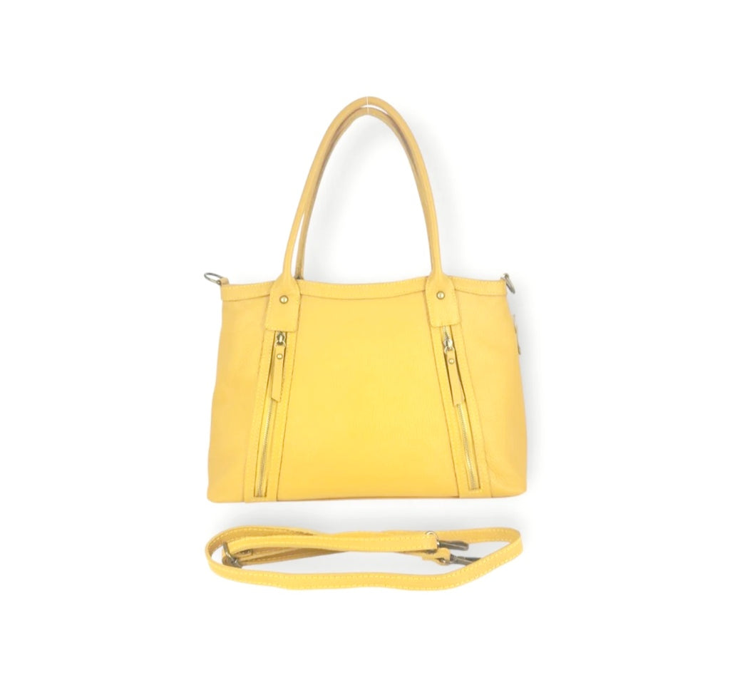 Elise Urban Bag

Stijlvolle lederen handtas met dubbele ritsvakken

De&nbsp;JES5 Elise Urban Bag&nbsp;is een elegante en functionele handtas, ontworpen voor het ritme van het moderne stadsleven. Vervaardigd uit soepel&nbsp;rundleder (cuir de vachette)&nbsp;combineert deze tas een tijdloze uitstraling met praktische details, ideaal voor dagelijks gebruik.

Het ontwerp wordt gekenmerkt door&nbsp;twee verticale ritsvakken aan de voorzijde, die niet alleen een verfijnd accent geven, maar ook zorgen voor snelle 