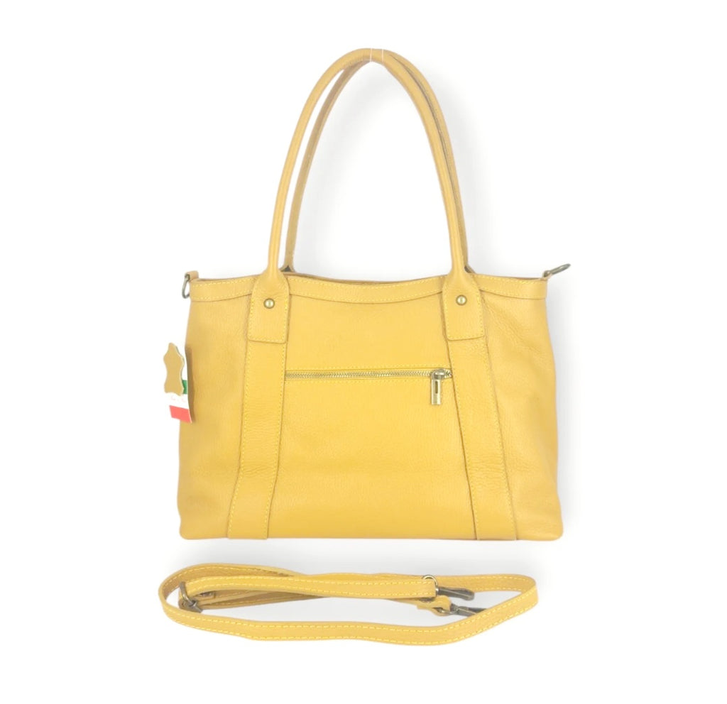 Elise Urban Bag

Stijlvolle lederen handtas met dubbele ritsvakken

De&nbsp;JES5 Elise Urban Bag&nbsp;is een elegante en functionele handtas, ontworpen voor het ritme van het moderne stadsleven. Vervaardigd uit soepel&nbsp;rundleder (cuir de vachette)&nbsp;combineert deze tas een tijdloze uitstraling met praktische details, ideaal voor dagelijks gebruik.

Het ontwerp wordt gekenmerkt door&nbsp;twee verticale ritsvakken aan de voorzijde, die niet alleen een verfijnd accent geven, maar ook zorgen voor snelle 