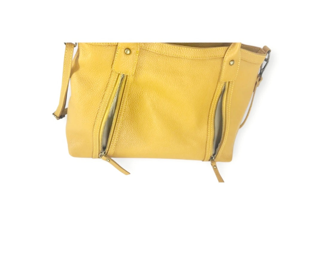 Elise Urban Bag

Stijlvolle lederen handtas met dubbele ritsvakken

De&nbsp;JES5 Elise Urban Bag&nbsp;is een elegante en functionele handtas, ontworpen voor het ritme van het moderne stadsleven. Vervaardigd uit soepel&nbsp;rundleder (cuir de vachette)&nbsp;combineert deze tas een tijdloze uitstraling met praktische details, ideaal voor dagelijks gebruik.

Het ontwerp wordt gekenmerkt door&nbsp;twee verticale ritsvakken aan de voorzijde, die niet alleen een verfijnd accent geven, maar ook zorgen voor snelle 
