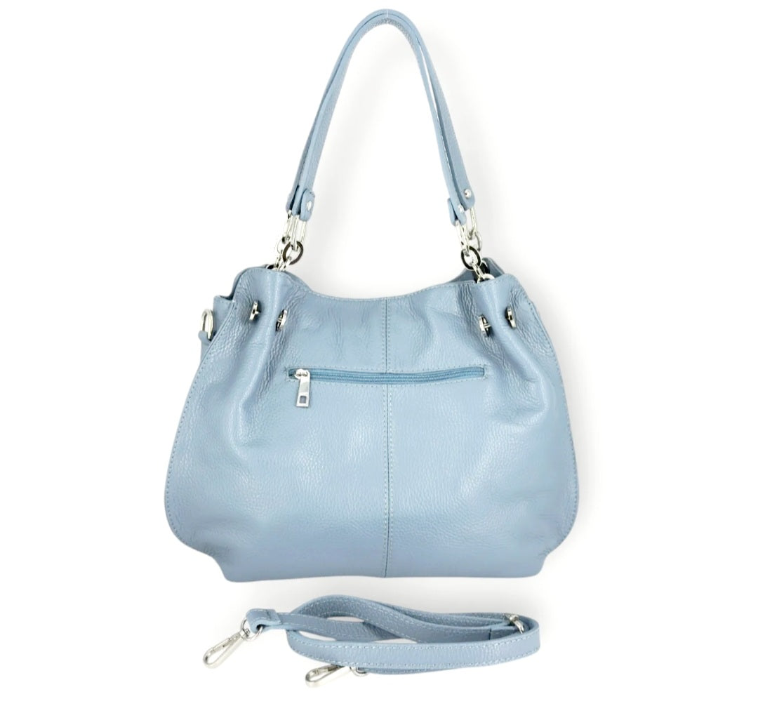 Sofia Daily Soft

Soepele lederen handtas voor elegant dagelijks gebruik

De&nbsp;Sofia Daily Soft&nbsp;is een elegante handtas die ontworpen is voor comfort, flexibiliteit en stijl in het dagelijkse leven. Gemaakt uit&nbsp;soepel echt leder&nbsp;voelt deze tas zacht aan en vormt ze zich op natuurlijke wijze naar de inhoud, wat zorgt voor een vrouwelijke en ontspannen uitstraling.

Dankzij de&nbsp;lange schouderhengsels&nbsp;draag je de tas comfortabel over de schouder, terwijl de&nbsp;afneembare en verstel