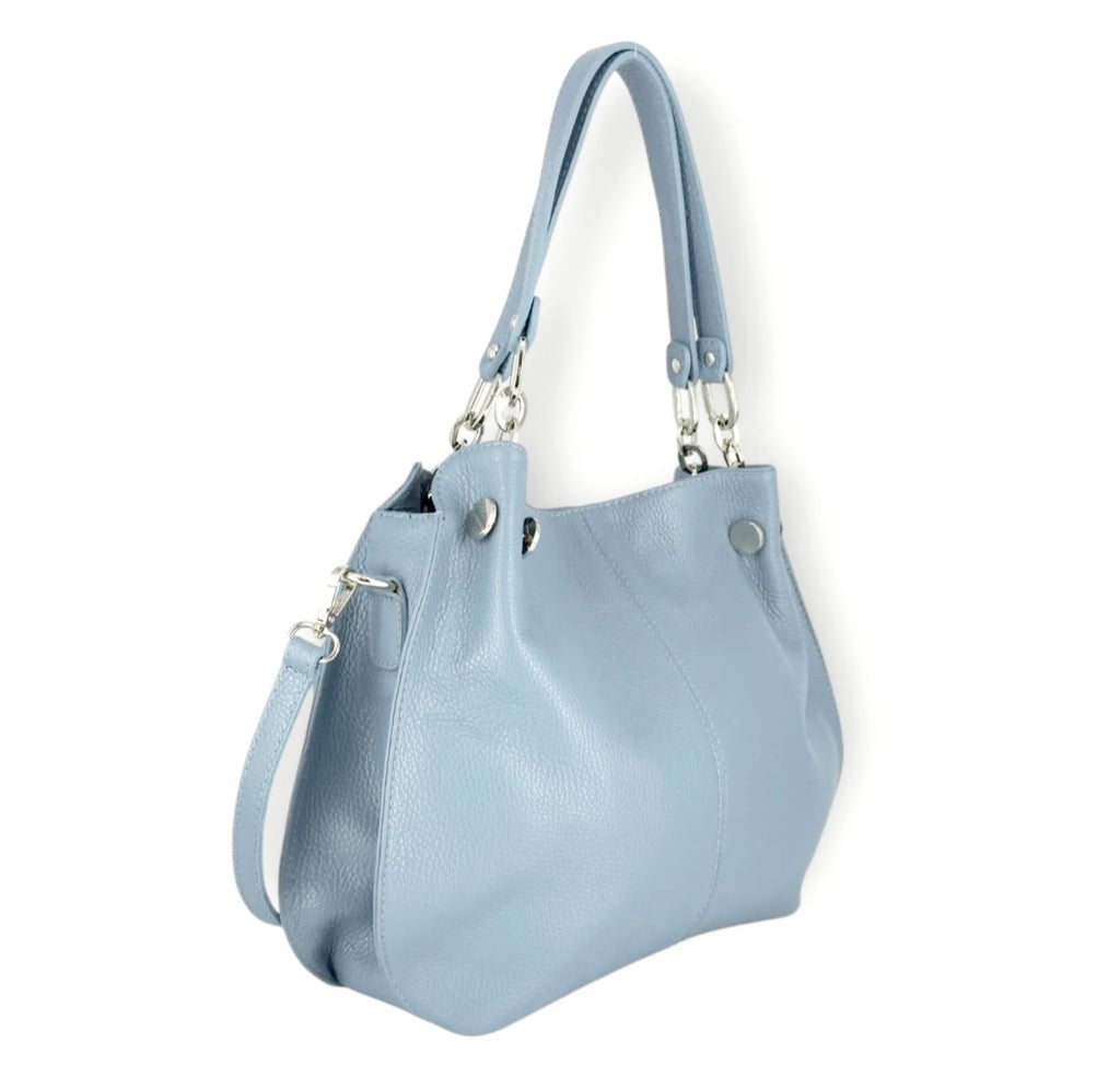 Sofia Daily Soft

Soepele lederen handtas voor elegant dagelijks gebruik

De&nbsp;Sofia Daily Soft&nbsp;is een elegante handtas die ontworpen is voor comfort, flexibiliteit en stijl in het dagelijkse leven. Gemaakt uit&nbsp;soepel echt leder&nbsp;voelt deze tas zacht aan en vormt ze zich op natuurlijke wijze naar de inhoud, wat zorgt voor een vrouwelijke en ontspannen uitstraling.

Dankzij de&nbsp;lange schouderhengsels&nbsp;draag je de tas comfortabel over de schouder, terwijl de&nbsp;afneembare en verstel