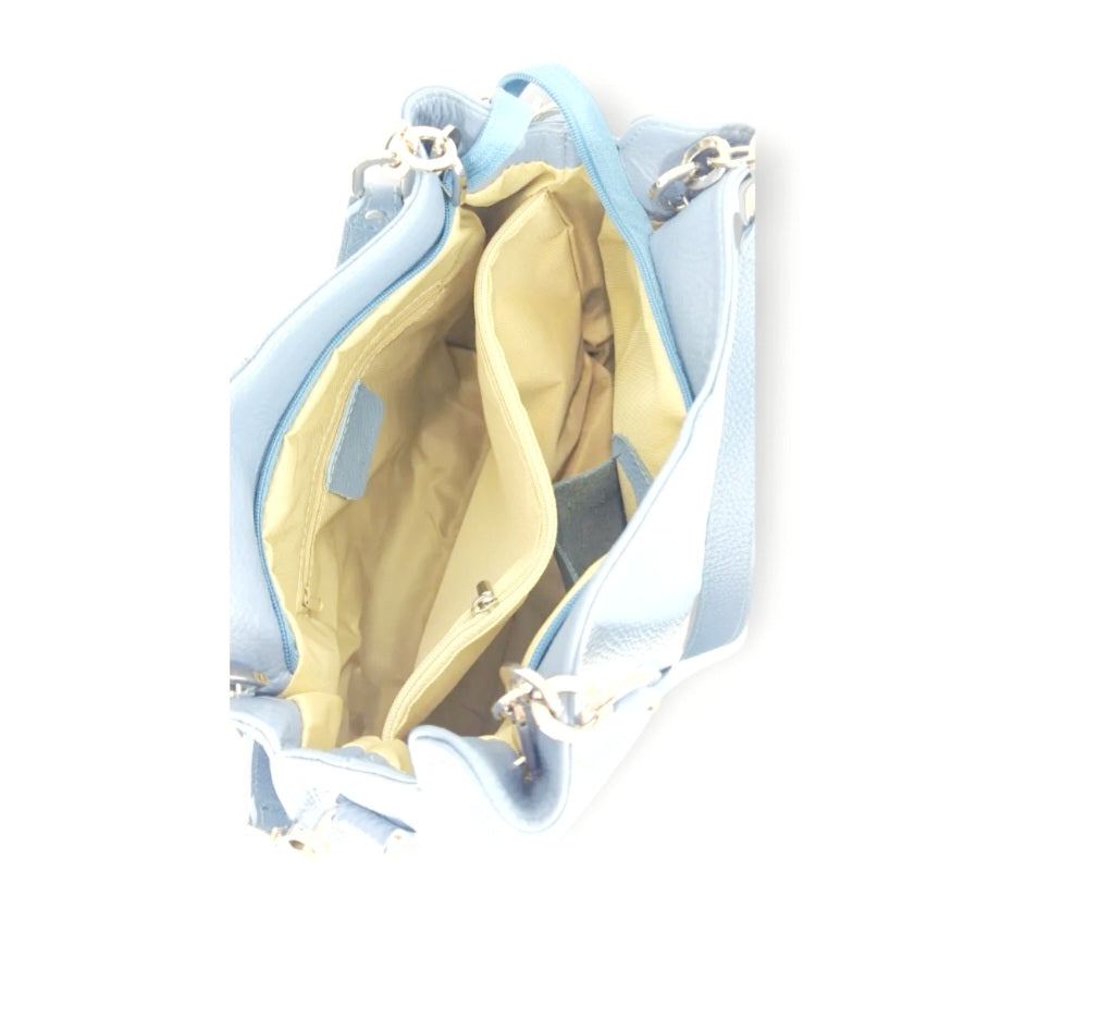 Sofia Daily Soft

Soepele lederen handtas voor elegant dagelijks gebruik

De&nbsp;Sofia Daily Soft&nbsp;is een elegante handtas die ontworpen is voor comfort, flexibiliteit en stijl in het dagelijkse leven. Gemaakt uit&nbsp;soepel echt leder&nbsp;voelt deze tas zacht aan en vormt ze zich op natuurlijke wijze naar de inhoud, wat zorgt voor een vrouwelijke en ontspannen uitstraling.

Dankzij de&nbsp;lange schouderhengsels&nbsp;draag je de tas comfortabel over de schouder, terwijl de&nbsp;afneembare en verstel