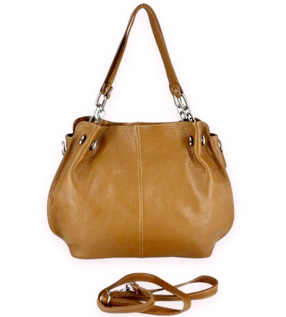 Sofia Daily Soft

Soepele lederen handtas voor elegant dagelijks gebruik

De&nbsp;Sofia Daily Soft&nbsp;is een elegante handtas die ontworpen is voor comfort, flexibiliteit en stijl in het dagelijkse leven. Gemaakt uit&nbsp;soepel echt leder&nbsp;voelt deze tas zacht aan en vormt ze zich op natuurlijke wijze naar de inhoud, wat zorgt voor een vrouwelijke en ontspannen uitstraling.

Dankzij de&nbsp;lange schouderhengsels&nbsp;draag je de tas comfortabel over de schouder, terwijl de&nbsp;afneembare en verstel