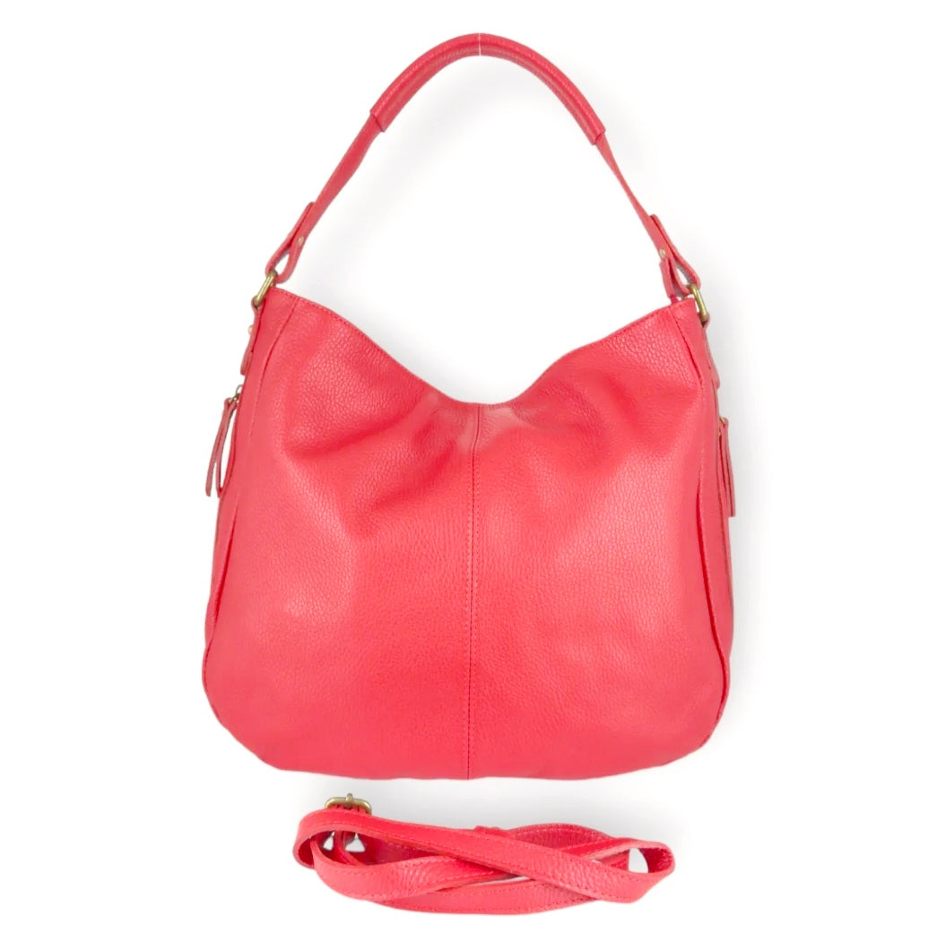 Luna Soft Hobo


Elegante hobo-handtas in soepel leder voor ontspannen dagelijks gebruik


De JES5 Luna Soft Hobo is een stijlvolle, soepele lederen handtas met een natuurlijke valling en een vrouwelijk silhouet. Dit hobo-model is ontworpen voor wie houdt van comfort, ruimte en een nonchalante elegantie die moeiteloos past bij het dagelijkse leven.


Vervaardigd uit zacht rundleder (cuir de vachette) voelt de tas soepel aan en vormt ze zich mooi naar de inhoud. De afgeronde vorm en zachte plooival geven de 