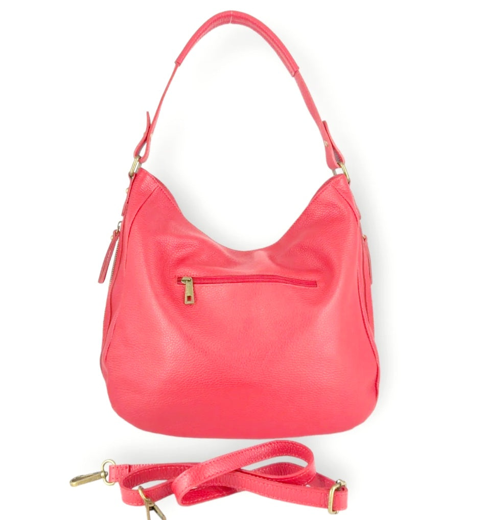 Luna Soft Hobo


Elegante hobo-handtas in soepel leder voor ontspannen dagelijks gebruik


De JES5 Luna Soft Hobo is een stijlvolle, soepele lederen handtas met een natuurlijke valling en een vrouwelijk silhouet. Dit hobo-model is ontworpen voor wie houdt van comfort, ruimte en een nonchalante elegantie die moeiteloos past bij het dagelijkse leven.


Vervaardigd uit zacht rundleder (cuir de vachette) voelt de tas soepel aan en vormt ze zich mooi naar de inhoud. De afgeronde vorm en zachte plooival geven de 