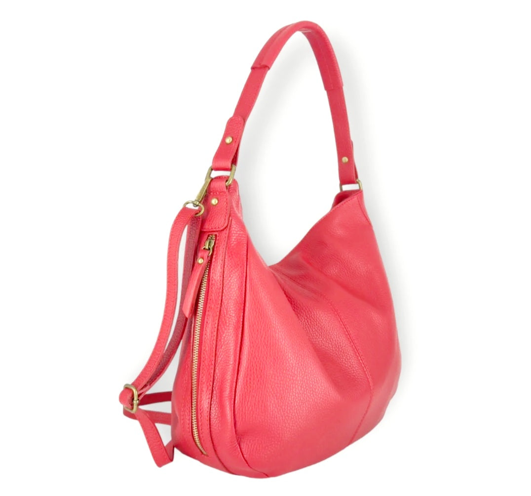 Luna Soft Hobo


Elegante hobo-handtas in soepel leder voor ontspannen dagelijks gebruik


De JES5 Luna Soft Hobo is een stijlvolle, soepele lederen handtas met een natuurlijke valling en een vrouwelijk silhouet. Dit hobo-model is ontworpen voor wie houdt van comfort, ruimte en een nonchalante elegantie die moeiteloos past bij het dagelijkse leven.


Vervaardigd uit zacht rundleder (cuir de vachette) voelt de tas soepel aan en vormt ze zich mooi naar de inhoud. De afgeronde vorm en zachte plooival geven de 