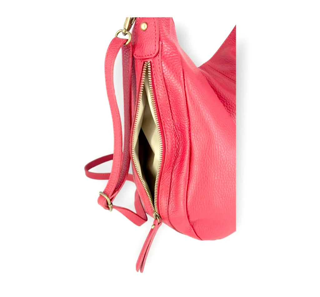 Luna Soft Hobo


Elegante hobo-handtas in soepel leder voor ontspannen dagelijks gebruik


De JES5 Luna Soft Hobo is een stijlvolle, soepele lederen handtas met een natuurlijke valling en een vrouwelijk silhouet. Dit hobo-model is ontworpen voor wie houdt van comfort, ruimte en een nonchalante elegantie die moeiteloos past bij het dagelijkse leven.


Vervaardigd uit zacht rundleder (cuir de vachette) voelt de tas soepel aan en vormt ze zich mooi naar de inhoud. De afgeronde vorm en zachte plooival geven de 