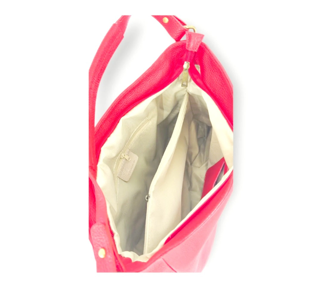 Luna Soft Hobo


Elegante hobo-handtas in soepel leder voor ontspannen dagelijks gebruik


De JES5 Luna Soft Hobo is een stijlvolle, soepele lederen handtas met een natuurlijke valling en een vrouwelijk silhouet. Dit hobo-model is ontworpen voor wie houdt van comfort, ruimte en een nonchalante elegantie die moeiteloos past bij het dagelijkse leven.


Vervaardigd uit zacht rundleder (cuir de vachette) voelt de tas soepel aan en vormt ze zich mooi naar de inhoud. De afgeronde vorm en zachte plooival geven de 