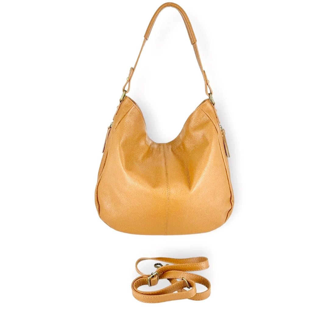 Luna Soft Hobo


Elegante hobo-handtas in soepel leder voor ontspannen dagelijks gebruik


De JES5 Luna Soft Hobo is een stijlvolle, soepele lederen handtas met een natuurlijke valling en een vrouwelijk silhouet. Dit hobo-model is ontworpen voor wie houdt van comfort, ruimte en een nonchalante elegantie die moeiteloos past bij het dagelijkse leven.


Vervaardigd uit zacht rundleder (cuir de vachette) voelt de tas soepel aan en vormt ze zich mooi naar de inhoud. De afgeronde vorm en zachte plooival geven de 