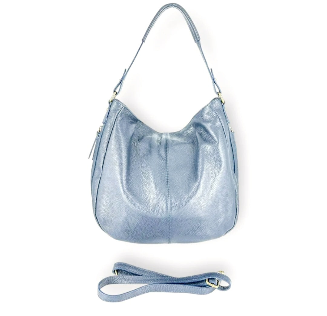 Luna Soft Hobo


Elegante hobo-handtas in soepel leder voor ontspannen dagelijks gebruik


De JES5 Luna Soft Hobo is een stijlvolle, soepele lederen handtas met een natuurlijke valling en een vrouwelijk silhouet. Dit hobo-model is ontworpen voor wie houdt van comfort, ruimte en een nonchalante elegantie die moeiteloos past bij het dagelijkse leven.


Vervaardigd uit zacht rundleder (cuir de vachette) voelt de tas soepel aan en vormt ze zich mooi naar de inhoud. De afgeronde vorm en zachte plooival geven de 