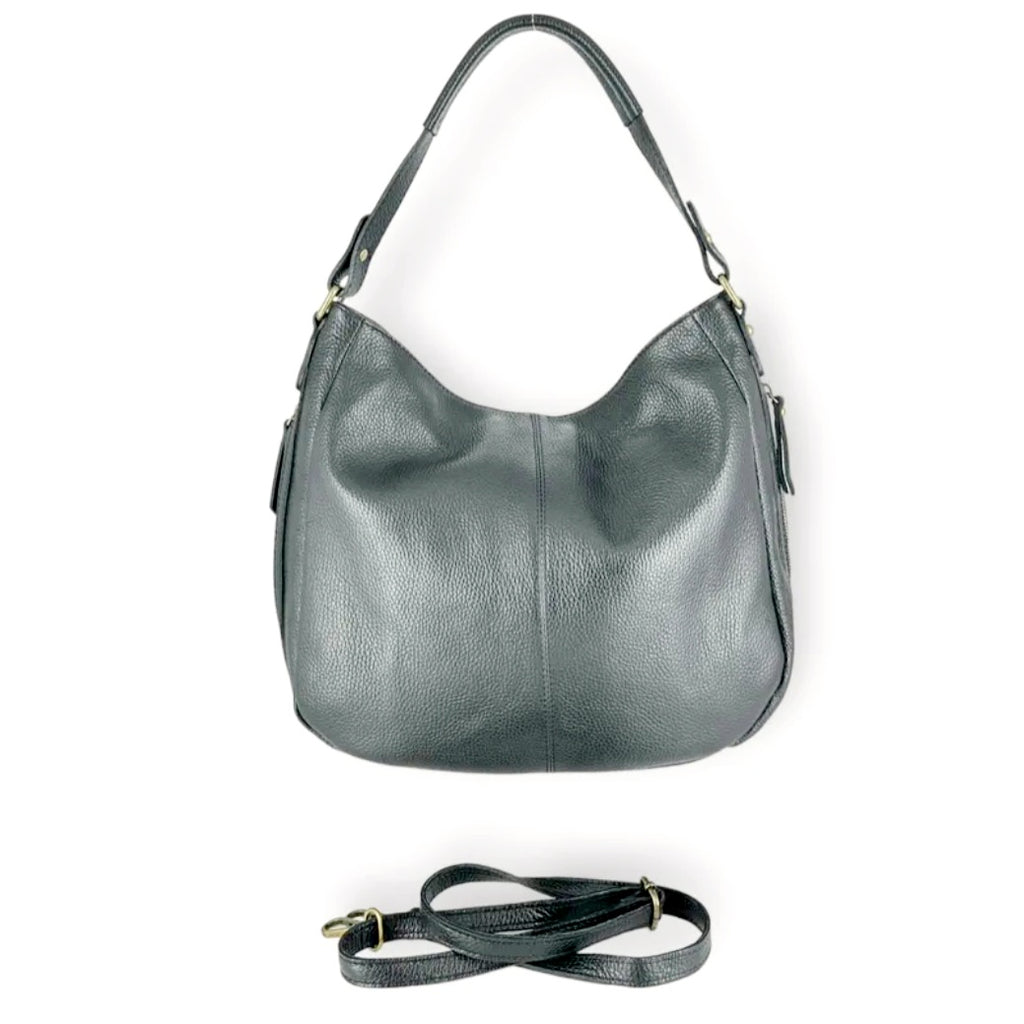 Luna Soft Hobo


Elegante hobo-handtas in soepel leder voor ontspannen dagelijks gebruik


De JES5 Luna Soft Hobo is een stijlvolle, soepele lederen handtas met een natuurlijke valling en een vrouwelijk silhouet. Dit hobo-model is ontworpen voor wie houdt van comfort, ruimte en een nonchalante elegantie die moeiteloos past bij het dagelijkse leven.


Vervaardigd uit zacht rundleder (cuir de vachette) voelt de tas soepel aan en vormt ze zich mooi naar de inhoud. De afgeronde vorm en zachte plooival geven de 