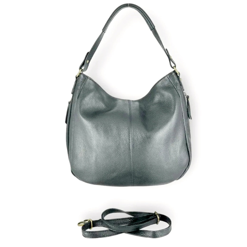 Luna Soft Hobo


Elegante hobo-handtas in soepel leder voor ontspannen dagelijks gebruik


De JES5 Luna Soft Hobo is een stijlvolle, soepele lederen handtas met een natuurlijke valling en een vrouwelijk silhouet. Dit hobo-model is ontworpen voor wie houdt van comfort, ruimte en een nonchalante elegantie die moeiteloos past bij het dagelijkse leven.


Vervaardigd uit zacht rundleder (cuir de vachette) voelt de tas soepel aan en vormt ze zich mooi naar de inhoud. De afgeronde vorm en zachte plooival geven de 