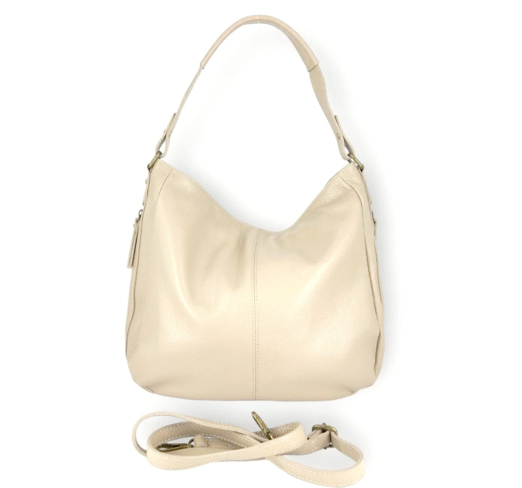 Luna Soft Hobo


Elegante hobo-handtas in soepel leder voor ontspannen dagelijks gebruik


De JES5 Luna Soft Hobo is een stijlvolle, soepele lederen handtas met een natuurlijke valling en een vrouwelijk silhouet. Dit hobo-model is ontworpen voor wie houdt van comfort, ruimte en een nonchalante elegantie die moeiteloos past bij het dagelijkse leven.


Vervaardigd uit zacht rundleder (cuir de vachette) voelt de tas soepel aan en vormt ze zich mooi naar de inhoud. De afgeronde vorm en zachte plooival geven de 