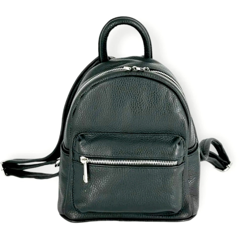 Kenmerken
Materiaal buitenkant:&nbsp;echt rundleder (cuir de vachette)
Binnenvoering:&nbsp;100% synthetisch
Sluiting: ritssluiting
Extra voorvak met rits
Verstelbare schouderriemen
Bovenhandvat
Afmetingen
Lengte:&nbsp;22 cm
Hoogte:&nbsp;24 cm
Diepte:&nbsp;11 cm