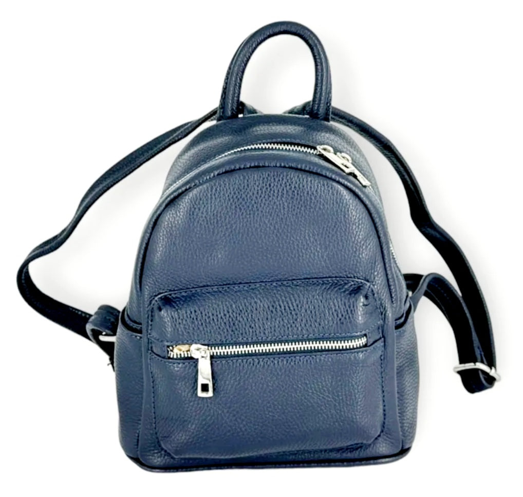 Kenmerken
Materiaal buitenkant:&nbsp;echt rundleder (cuir de vachette)
Binnenvoering:&nbsp;100% synthetisch
Sluiting: ritssluiting
Extra voorvak met rits
Verstelbare schouderriemen
Bovenhandvat
Afmetingen
Lengte:&nbsp;22 cm
Hoogte:&nbsp;24 cm
Diepte:&nbsp;11 cm