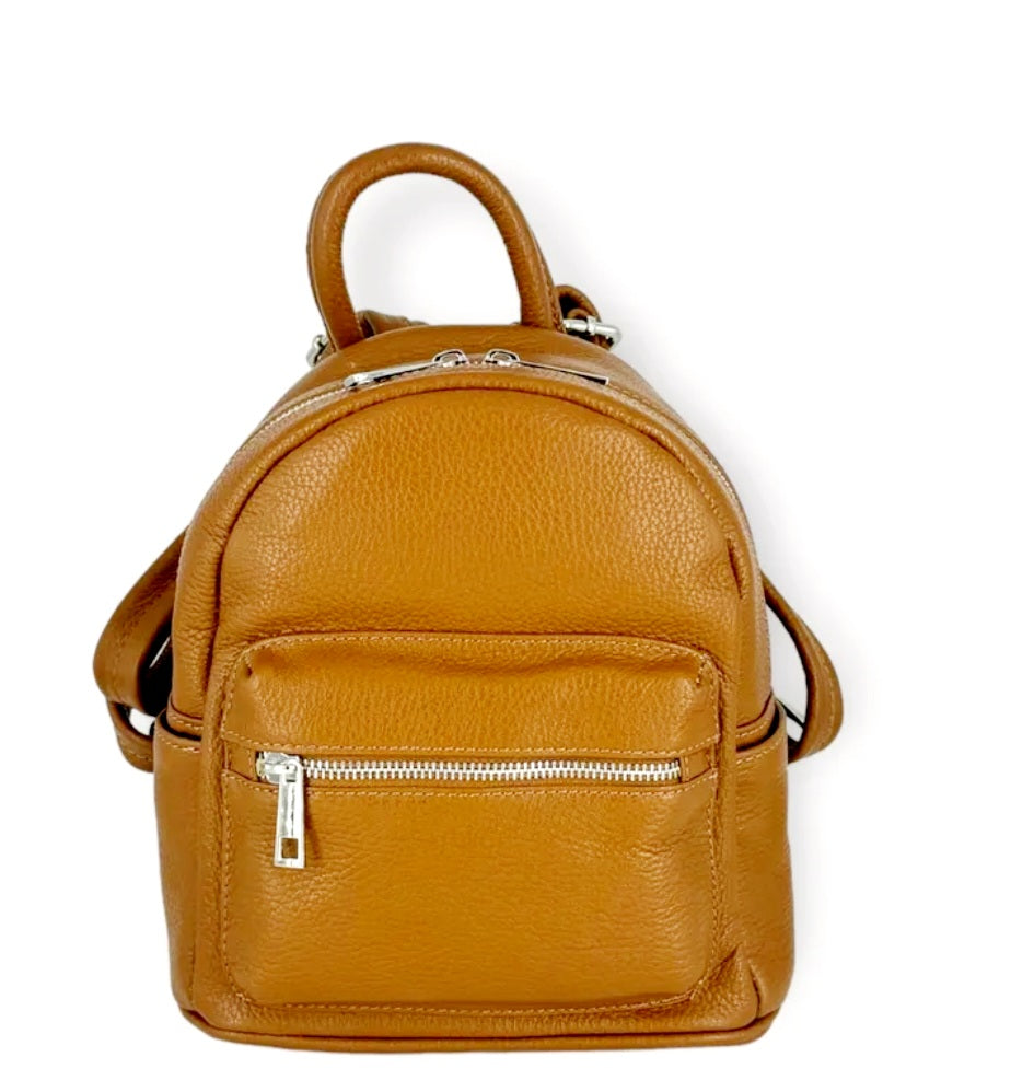 Kenmerken
Materiaal buitenkant:&nbsp;echt rundleder (cuir de vachette)
Binnenvoering:&nbsp;100% synthetisch
Sluiting: ritssluiting
Extra voorvak met rits
Verstelbare schouderriemen
Bovenhandvat
Afmetingen
Lengte:&nbsp;22 cm
Hoogte:&nbsp;24 cm
Diepte:&nbsp;11 cm