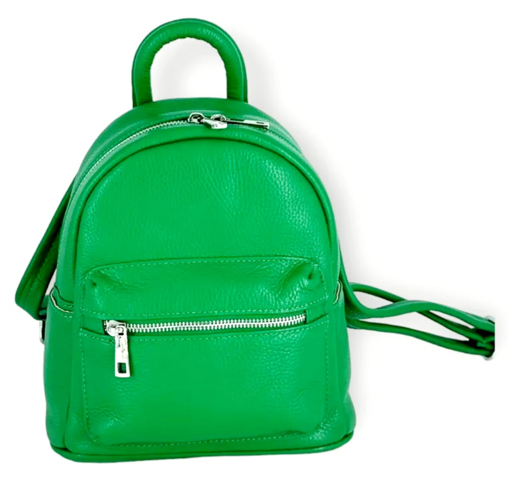 Kenmerken
Materiaal buitenkant:&nbsp;echt rundleder (cuir de vachette)
Binnenvoering:&nbsp;100% synthetisch
Sluiting: ritssluiting
Extra voorvak met rits
Verstelbare schouderriemen
Bovenhandvat
Afmetingen
Lengte:&nbsp;22 cm
Hoogte:&nbsp;24 cm
Diepte:&nbsp;11 cm