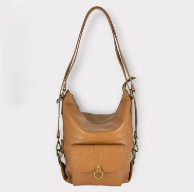 Elegante schoudertas van hoogwaardig rundleer en een 100% synthetische voering met een natuurlijke nerfstructuur.

De tas heeft een praktische voorzak met flap en metalen ringdetail, wat zorgt voor een stijlvolle en robuuste uitstraling.
De verstelbare schouderriem maakt haar geschikt voor dagelijks gebruik, zowel casual als zakelijk.
Verkrijgbaar in meerdere kleuren.